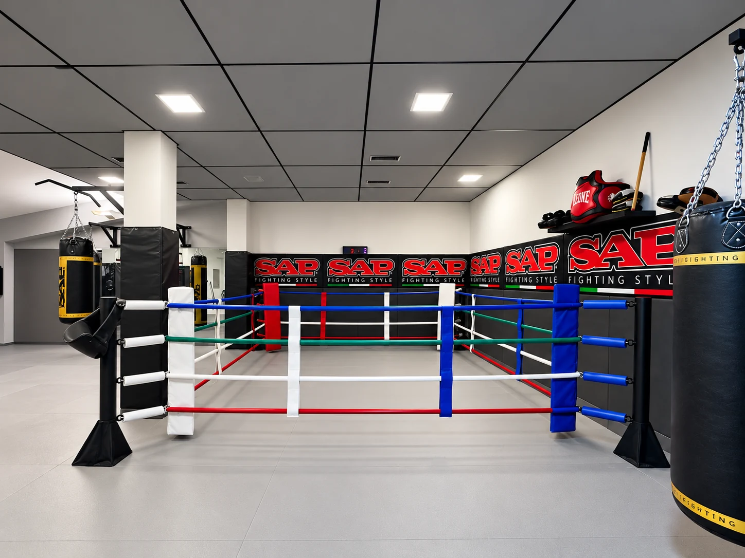Ring e sacchi della sala boxe