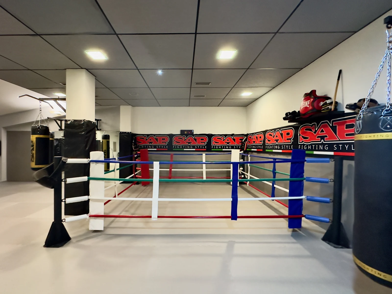 Ring e sacchi della sala boxe